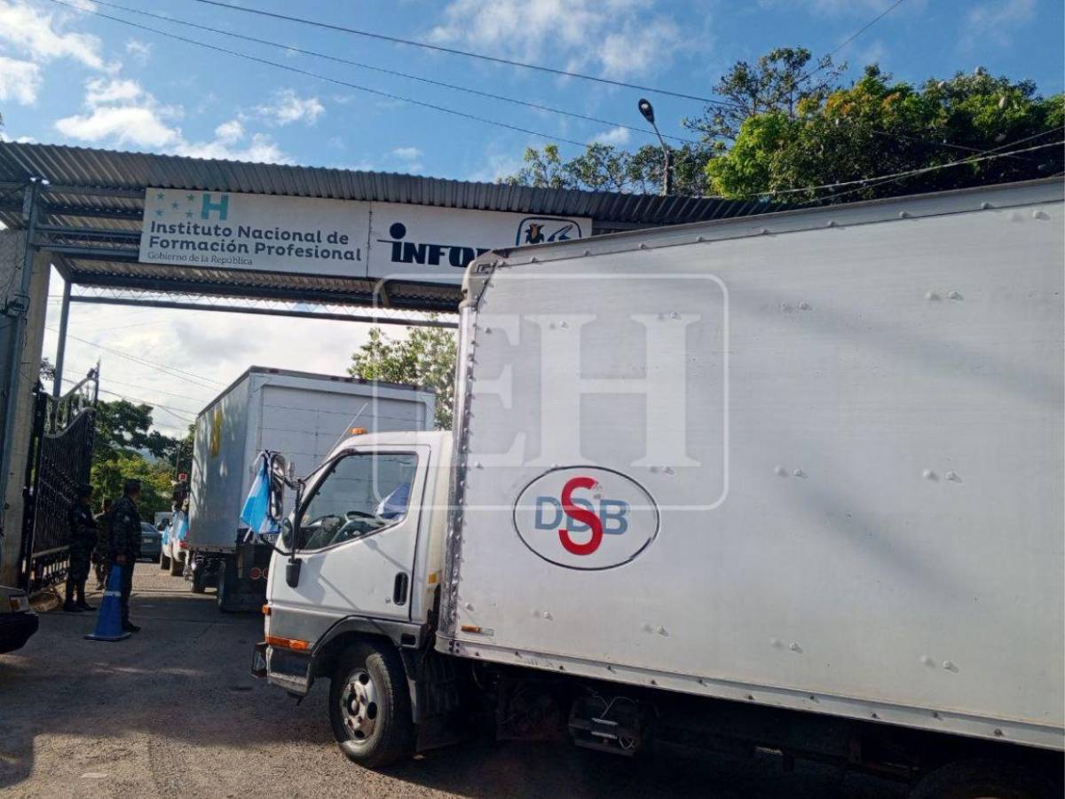 Bajo resguardo militar retornan camiones con material electoral a las bodegas del Infop