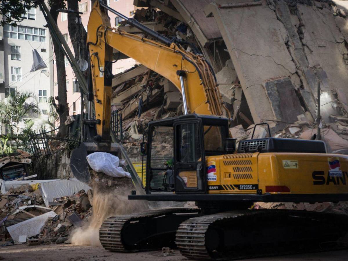 Bajo escombros buscan en Caracas a más víctimas tras los terremotos en Venezuela