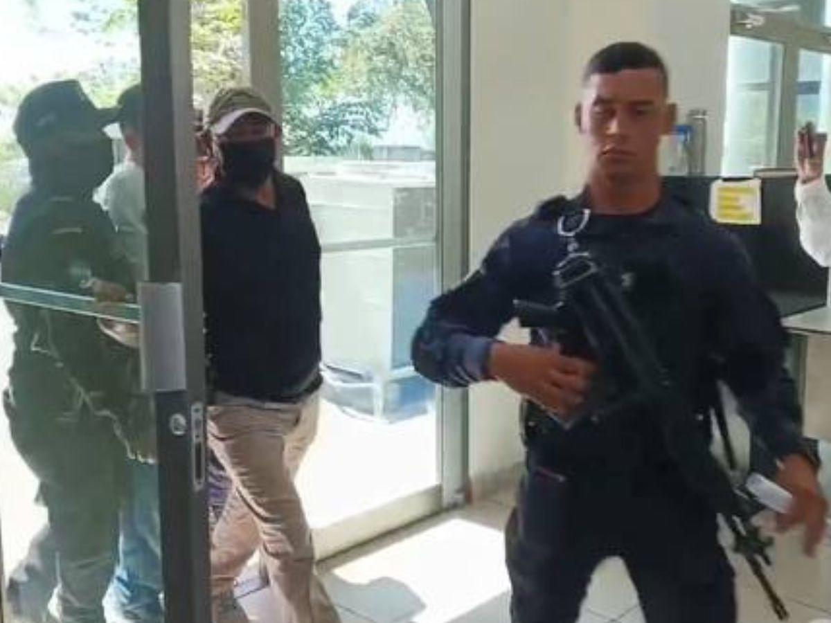 “Asesino de niños”: Golpes e insultos en audiencia contra padrastro que mató a menor de cinco años