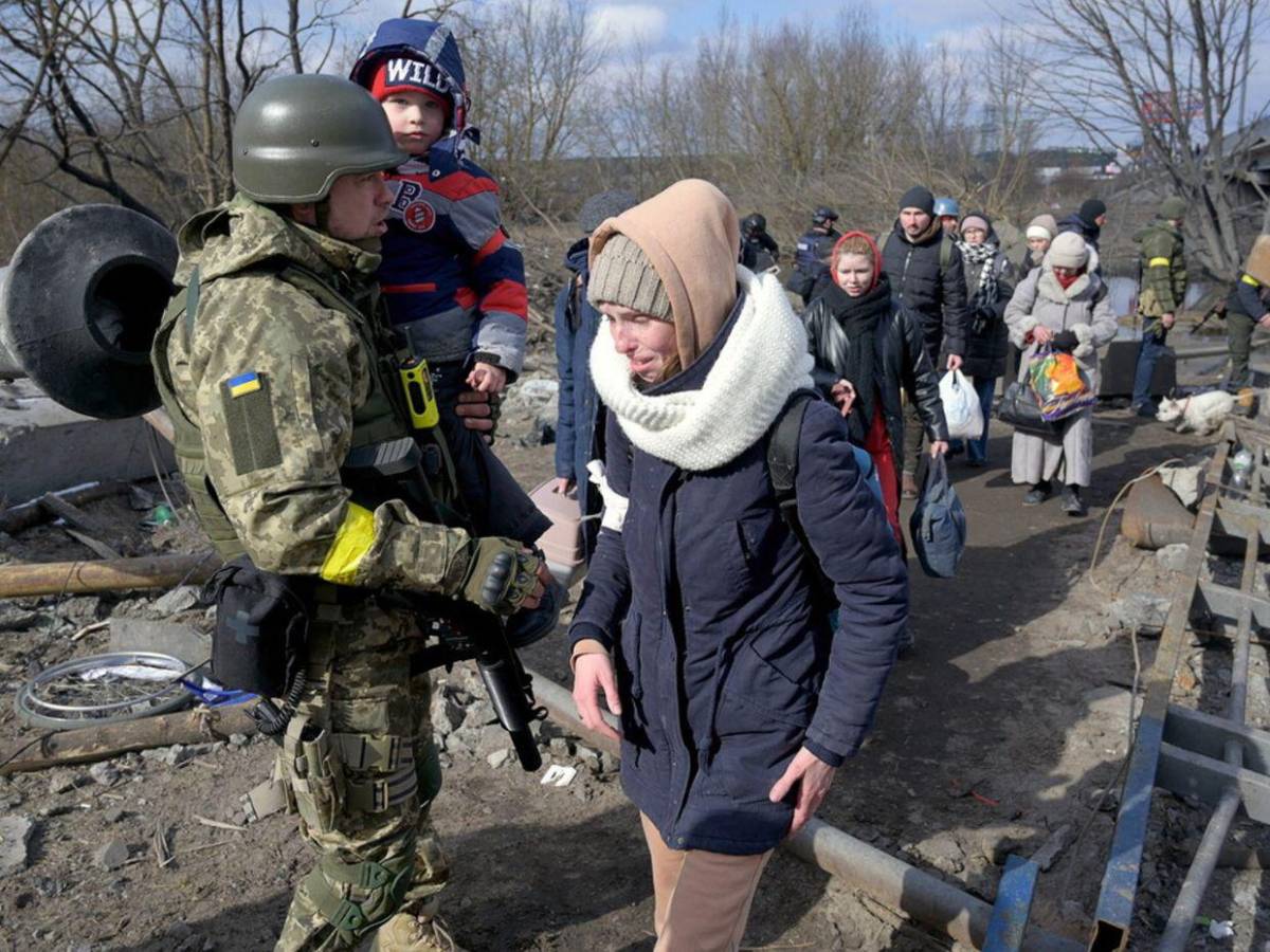Sin comida ni salida: miles siguen atrapados en región de Ucrania pese a tregua con Rusia
