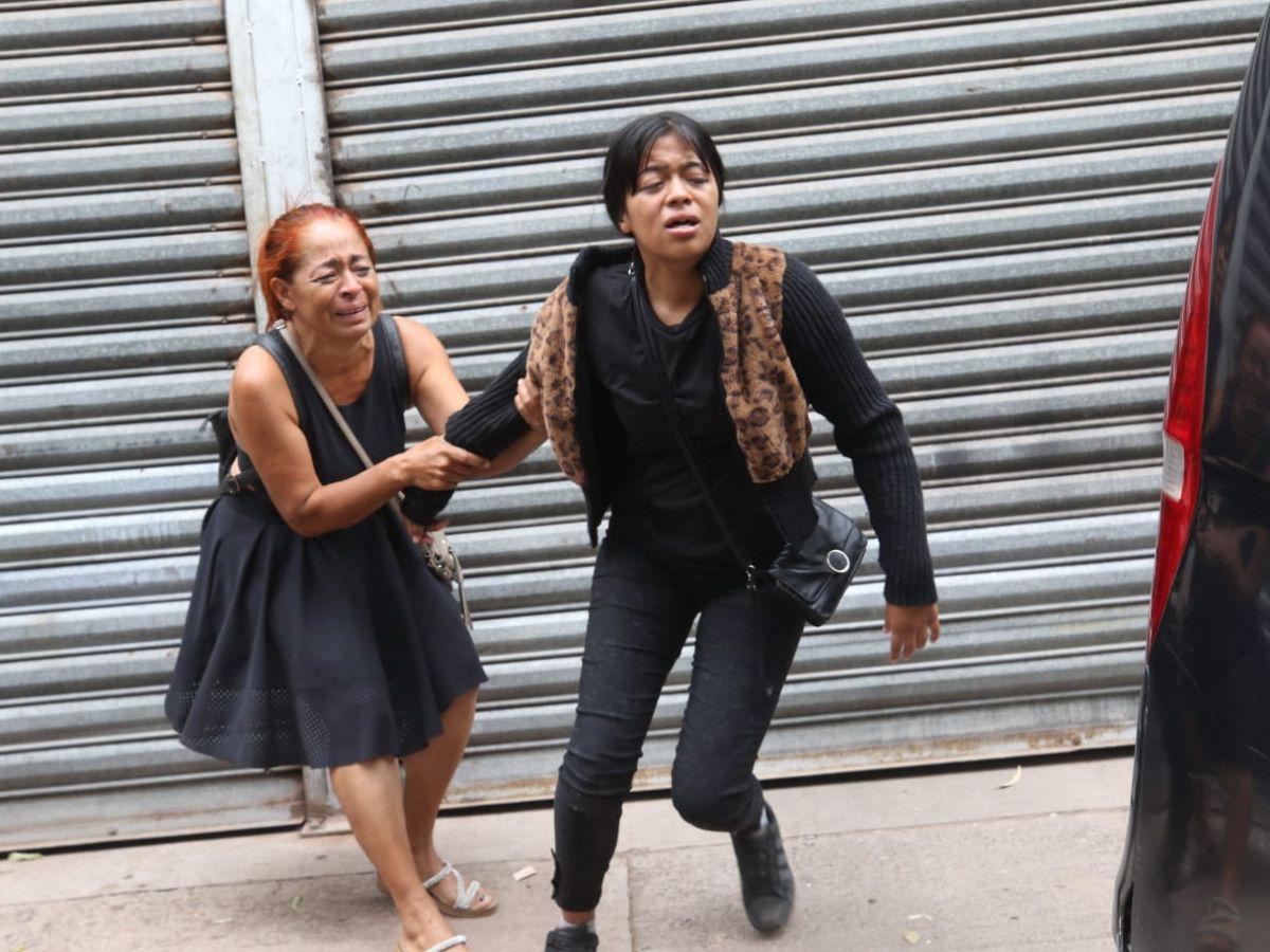 Sacalo de ahí, mami: Dolor y llanto de familiares al reclamar al joven asesinado en La Cuesta