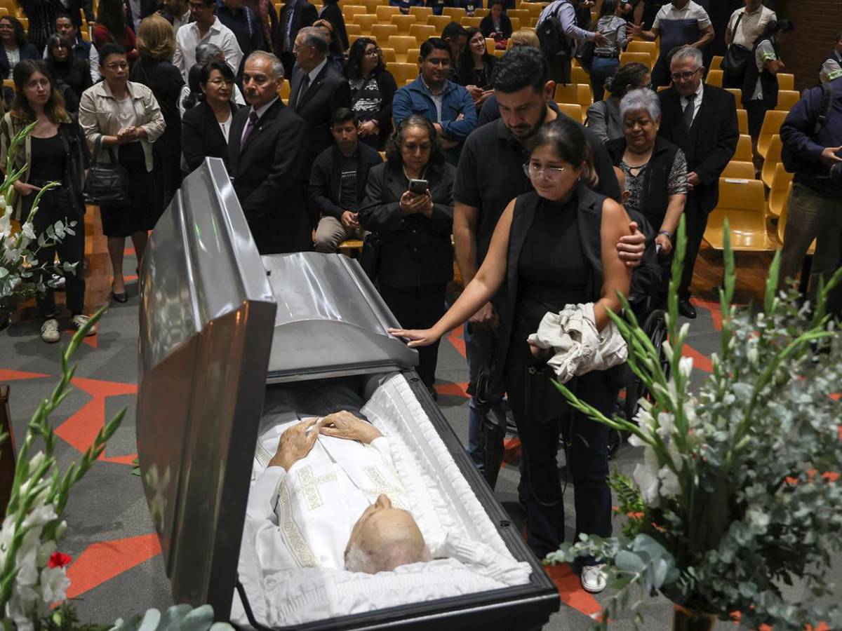 El último adiós al padre José María Chema Tojeira en El Salvador