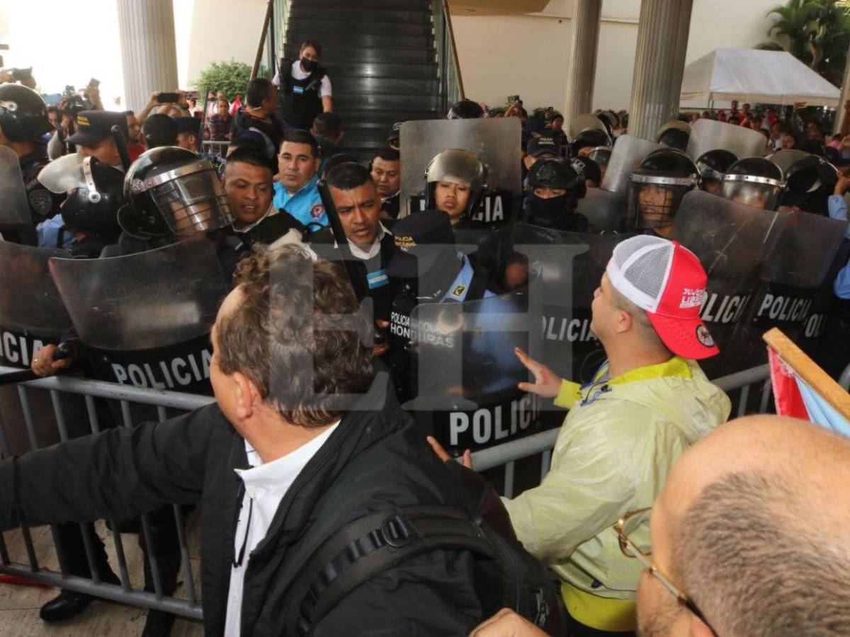 En fotos: así fue la agresión de policías y seguridad privada hacia liberales en el Congreso