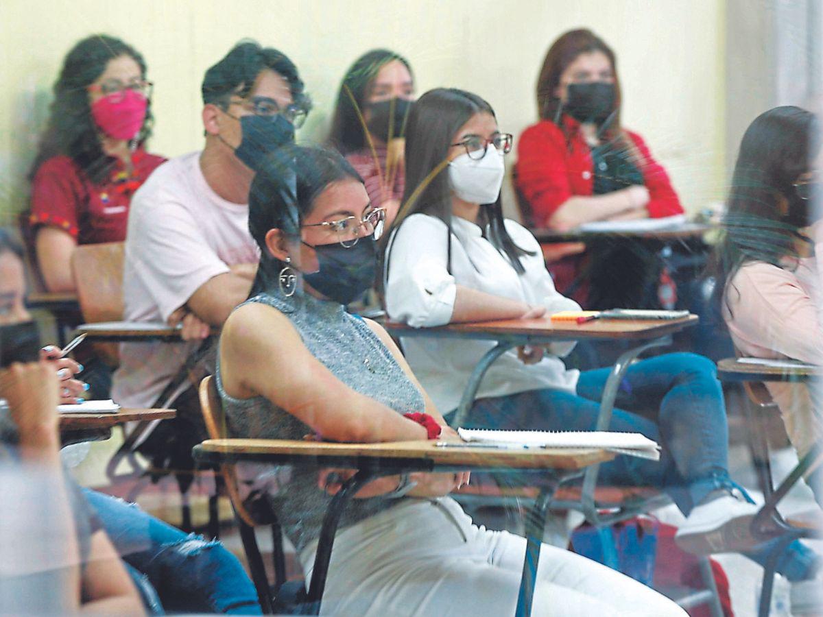 Educación firma convenio de becas con universidad agrícola de Brasil