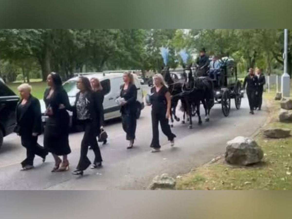 Hombre murió de un paro cardiaco mientras cargaba el ataúd de hijo en Inglaterra