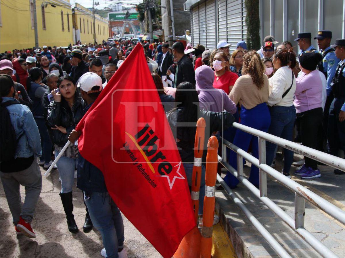 Entre protestas de Libre y agresiones: así se desarrolla entrega de credenciales a alcaldes en el CNE