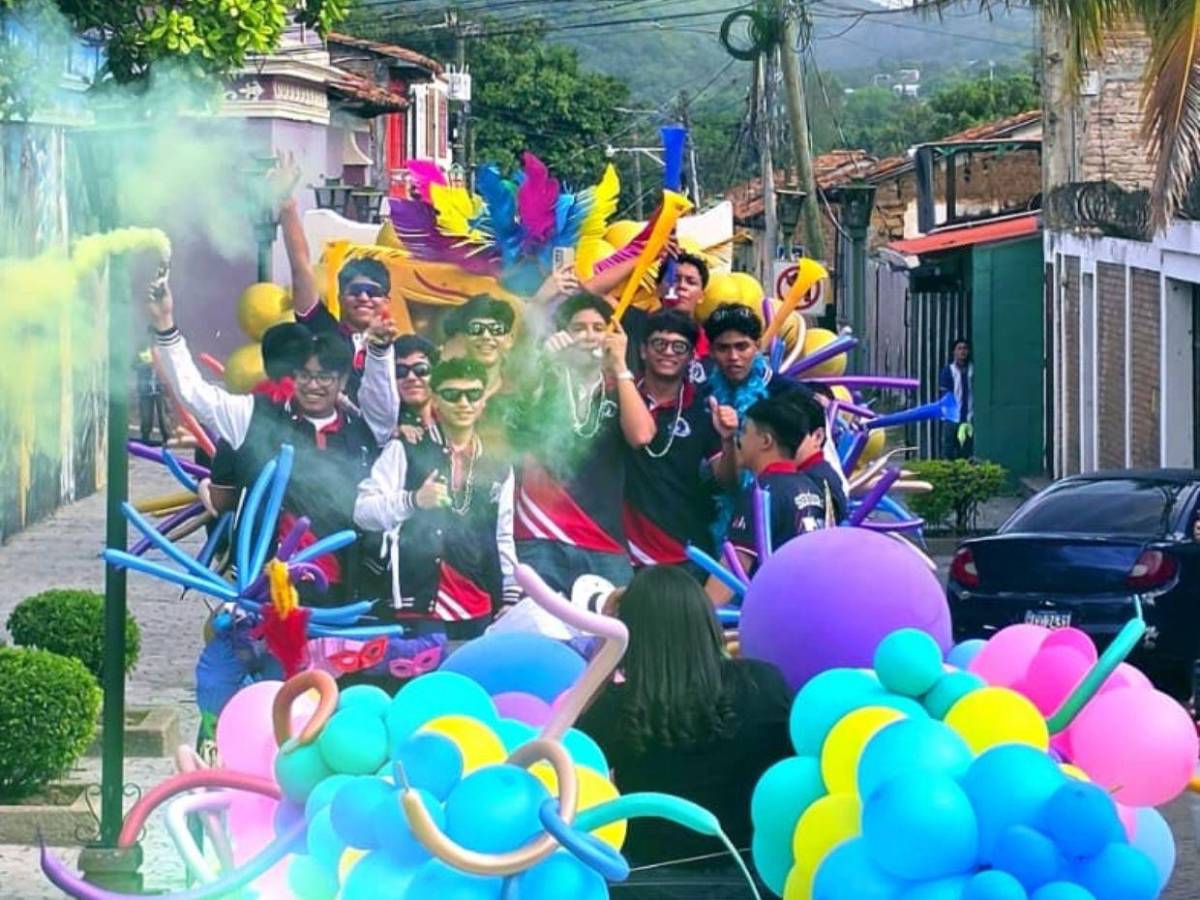Al ritmo de carnaval, seniors de Escuela Bilingue Honduras hacen su entrada