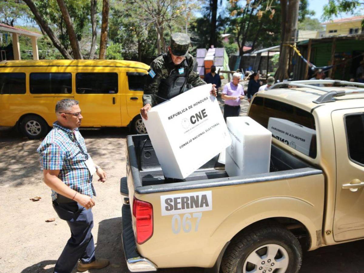 Después de 5 horas, maletas electorales llegan a la Escuela República de Nicaragua