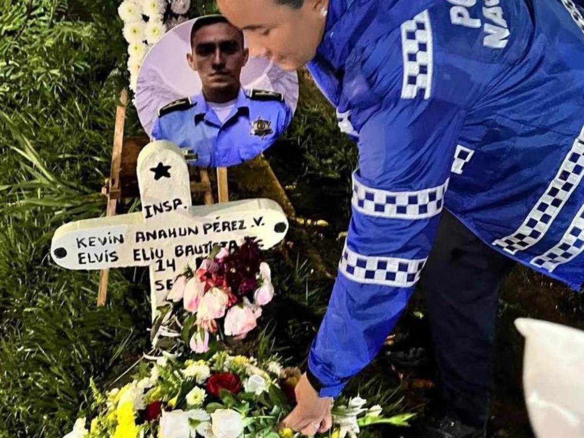 Colocan flores en la cruz de Kevin Pérez y del niño Elvis Eliú en San Pedro Sula