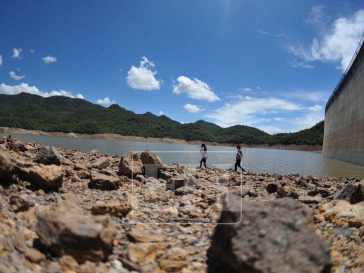 Imagen que preocupa: surge una isla en medio de la represa La Concepción ante sequía