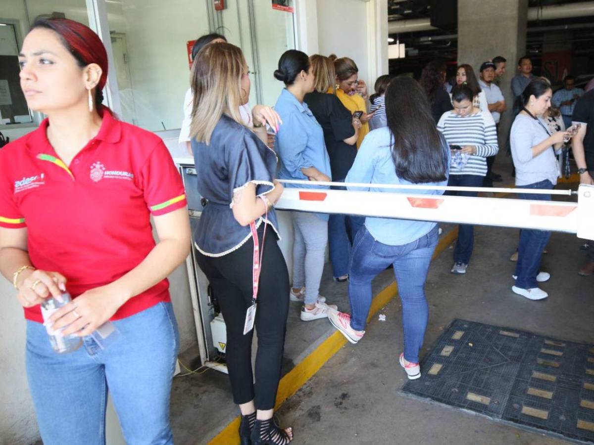“No al cobro abusivo”: Empleados del CCG protestan por aumento en tarifa del parqueo