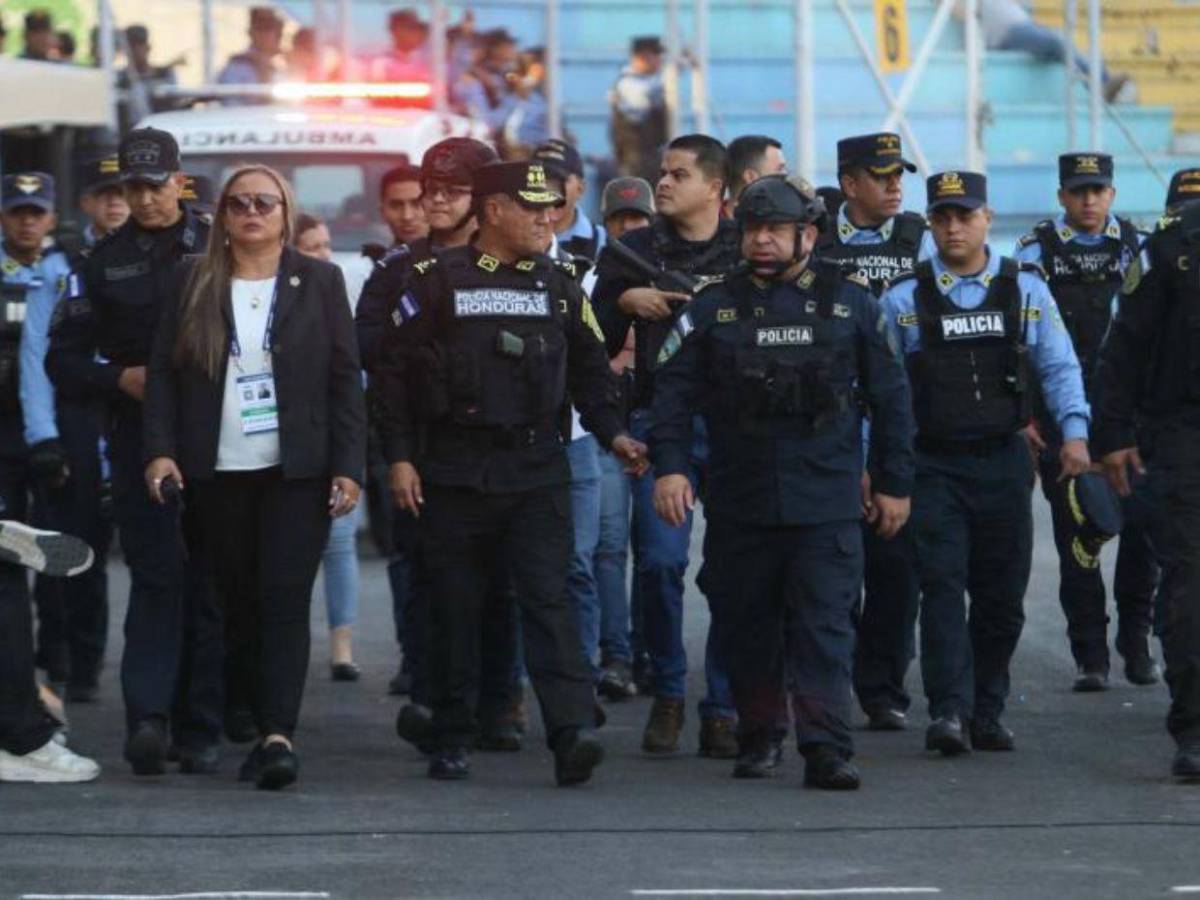 Policía busca a responsables de disturbios en alrededores del Estadio Nacional
