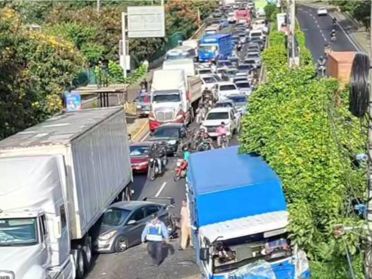 Así quedó un turismo atrapado bajo camión en bulevar Fuerzas Armadas