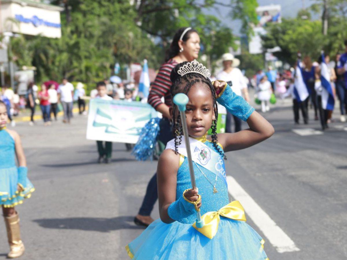 ¡Diversidad de trajes! Ellas llenaron los desfiles de color, elegancia y orgullo patrio