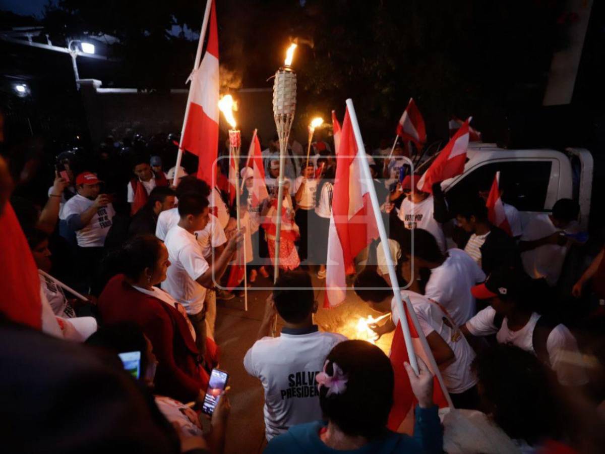 Con banderas y la presencia de Iroshka Elvir, liberales salen a las calles a pedir voto por voto