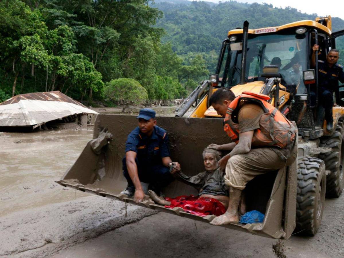 Casi 100 muertos y más de 700 desaparecidos: el desastre de la riada en Nepal