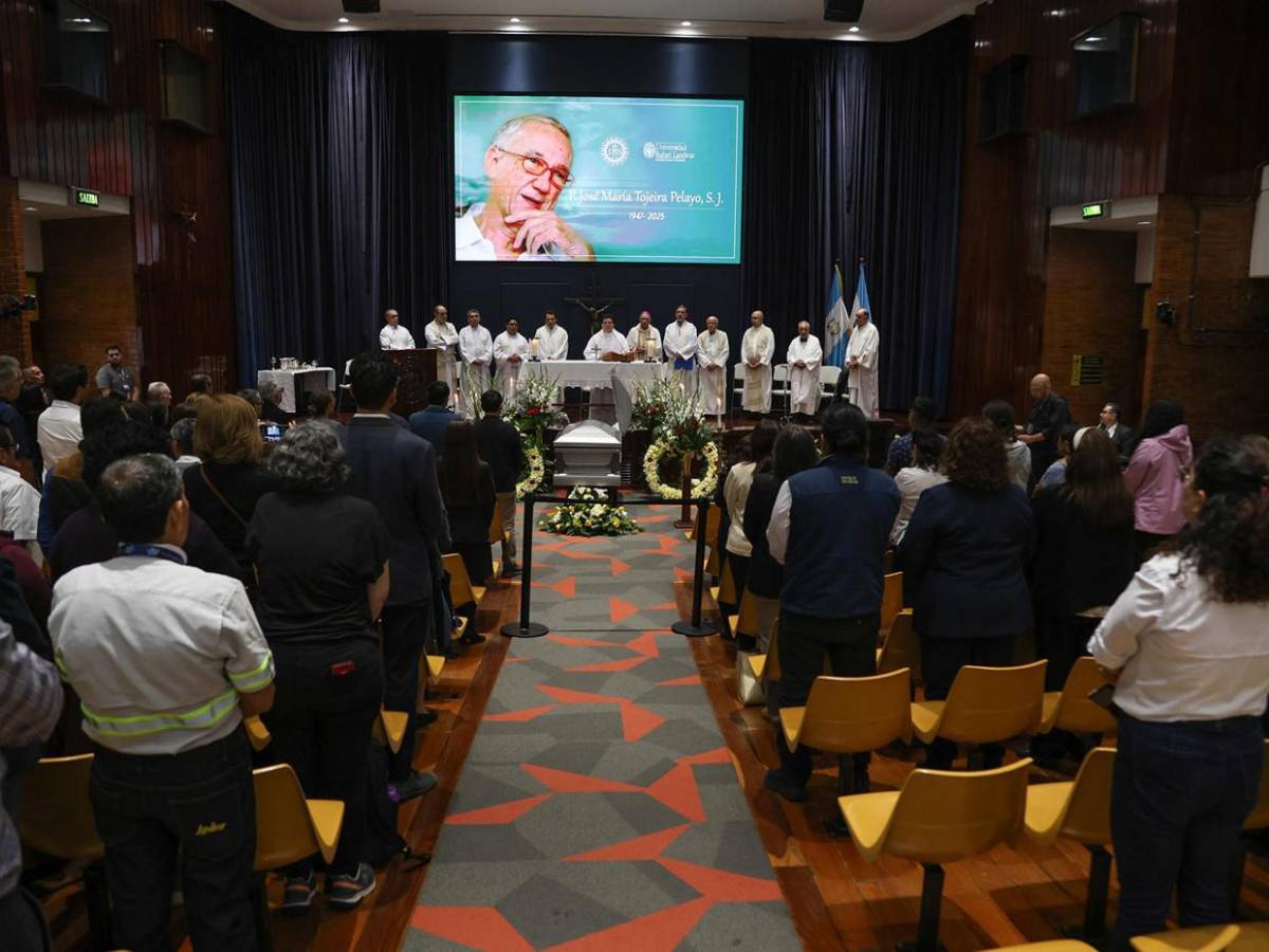 El último adiós al padre José María Chema Tojeira en El Salvador