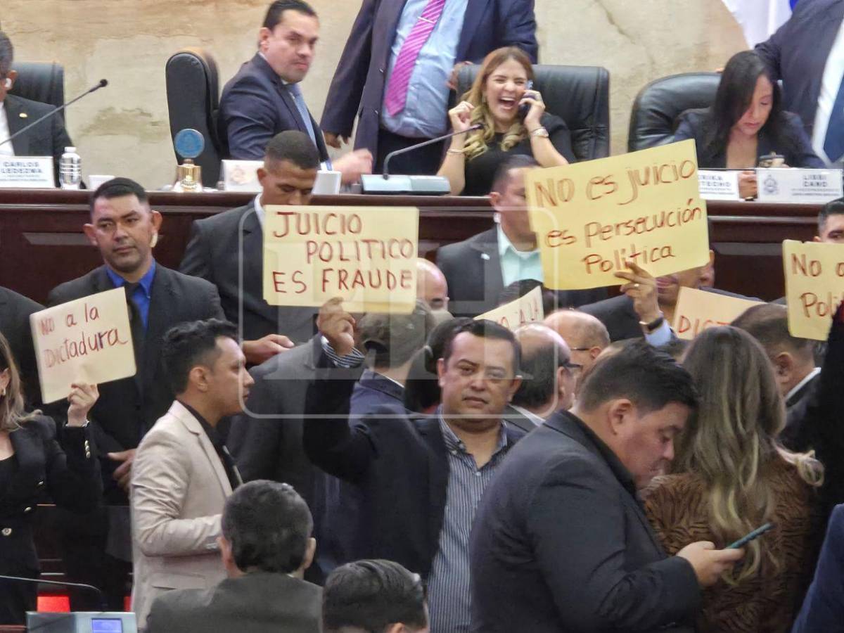 'No más persecución': protestas de Libre irrumpen en lectura del informe final del juicio político en el CN