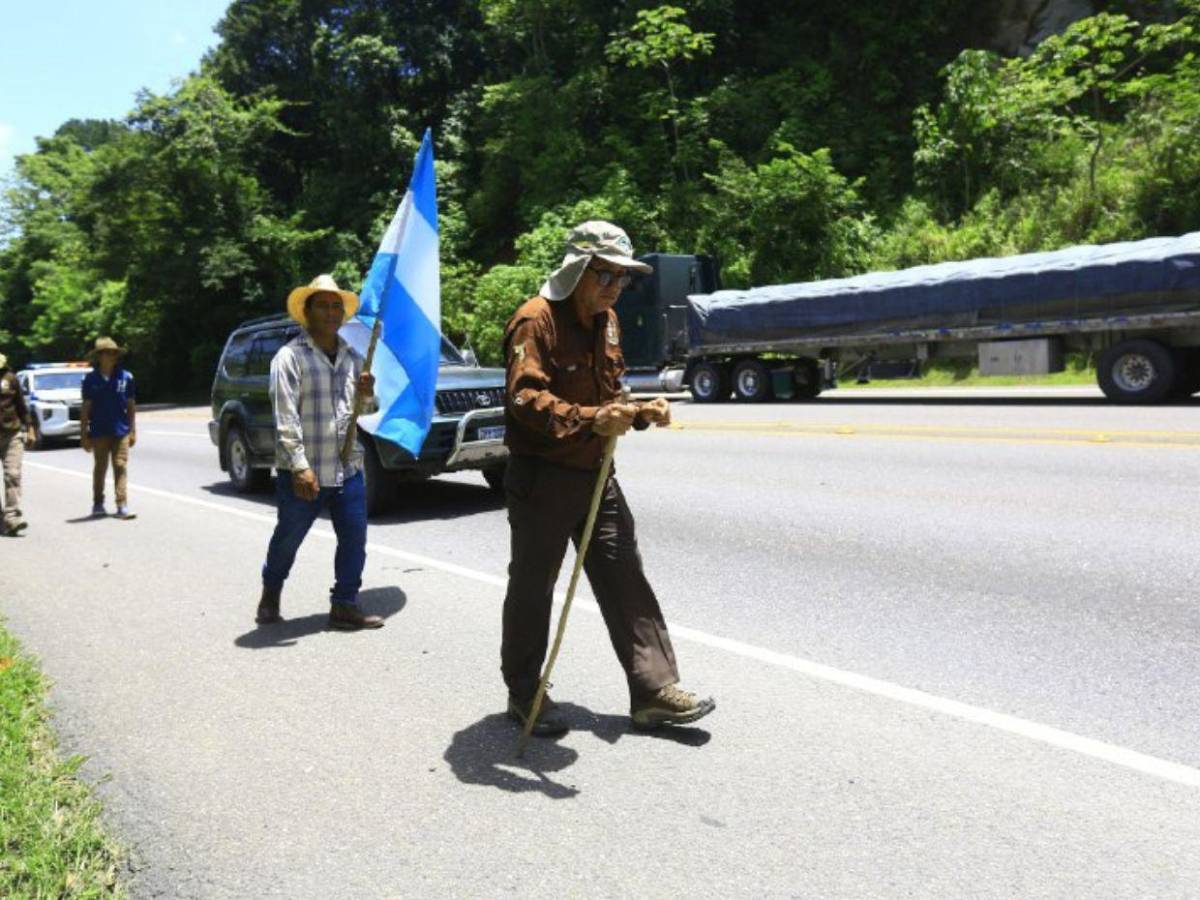 Padre Leopoldo sigue su camino a la capital por la democracia y el diálogo