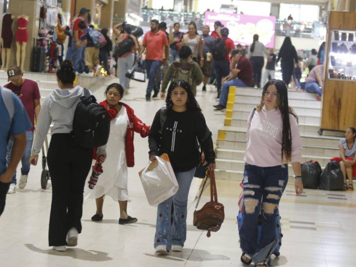 Sampedranos abarrotan la Central Metropolitana a horas de elecciones generales