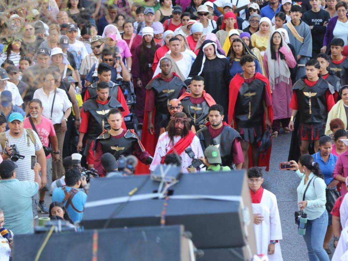 Capitalinos acuden al Vía Crucis en Comayagüela