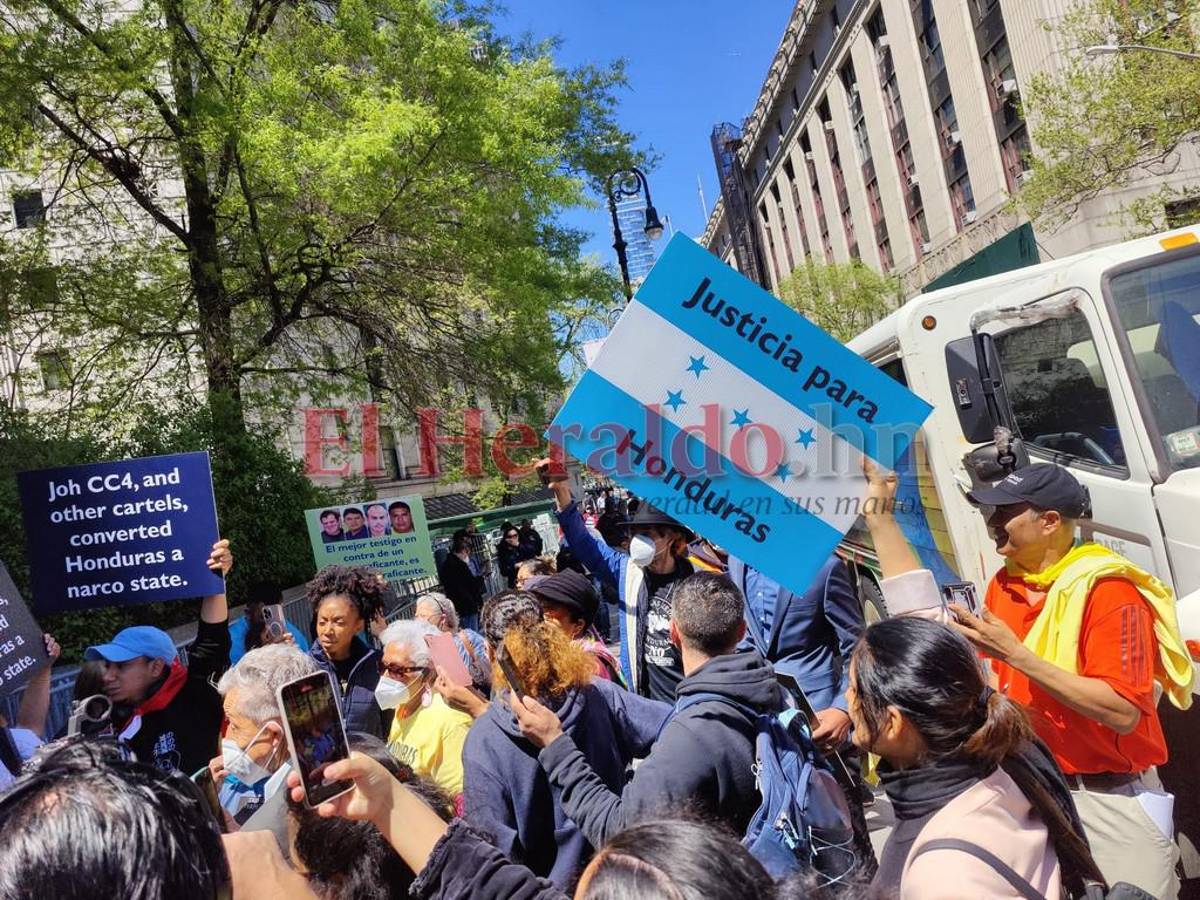 Justicia para Honduras se podía leer en algunos de los carteles que portaban los manifestantes.