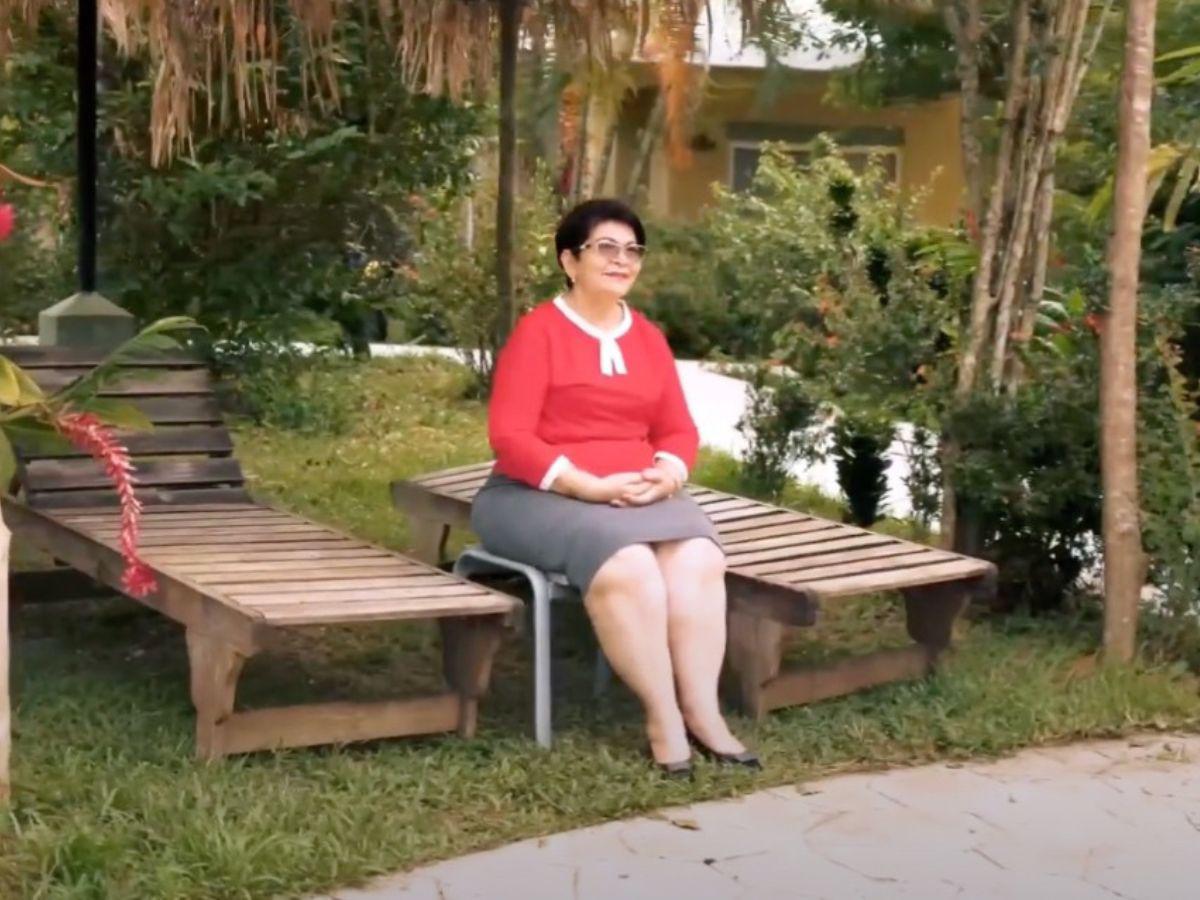 Miriam de Gabrie muestra sus rodillas con una sonrisa, pues a pesar de ser diabética e hipertensa, ha encontrado en sus piernas sanas una nueva razón para realizar actividades que antes no podía.