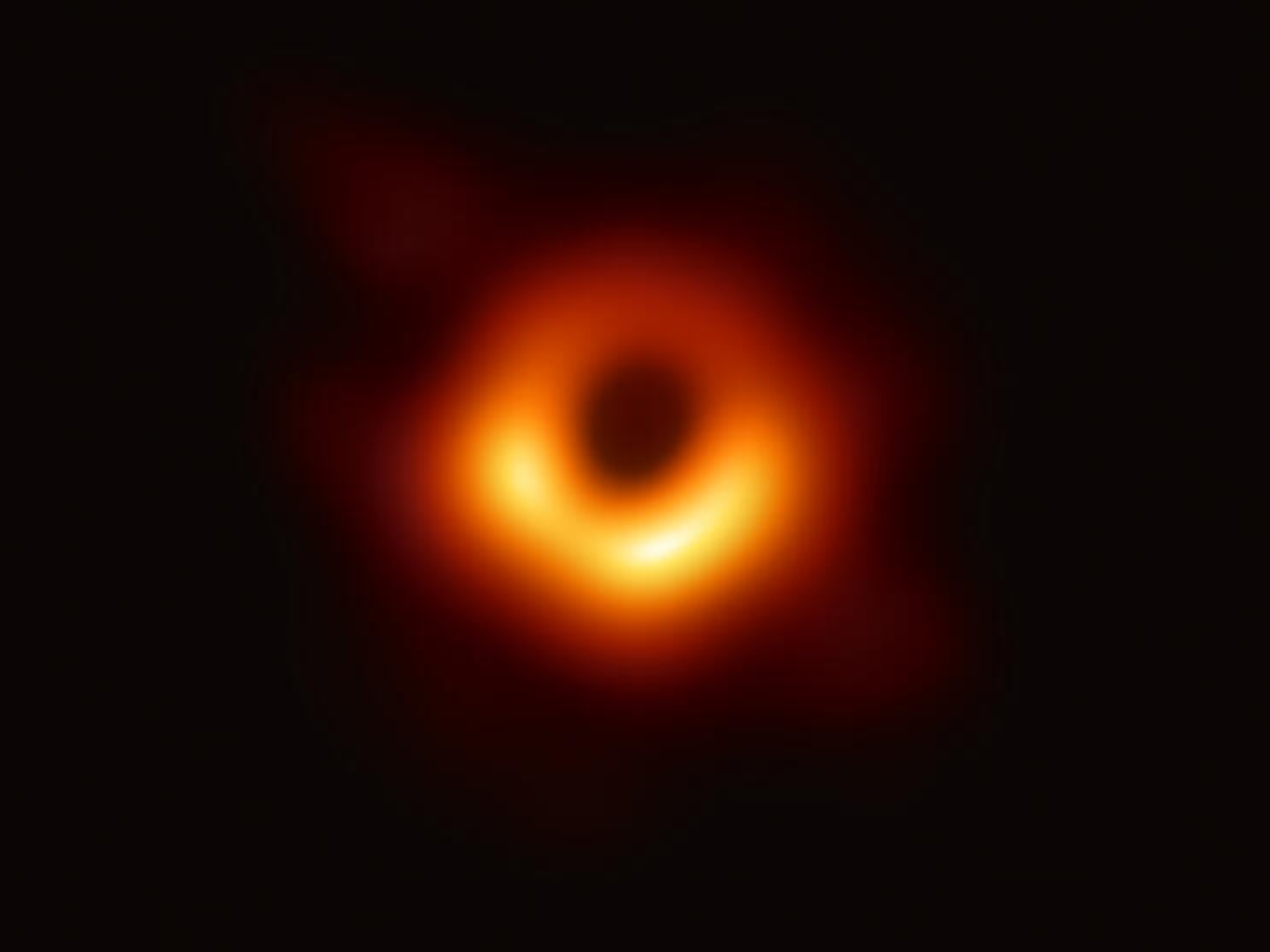 Astrónomos descubren el agujero negro más antiguo del universo
