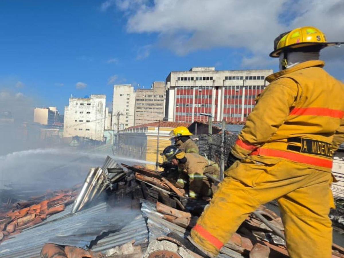 Así se contuvo el incendio que arrasó una vivienda y afectó otra en la capital