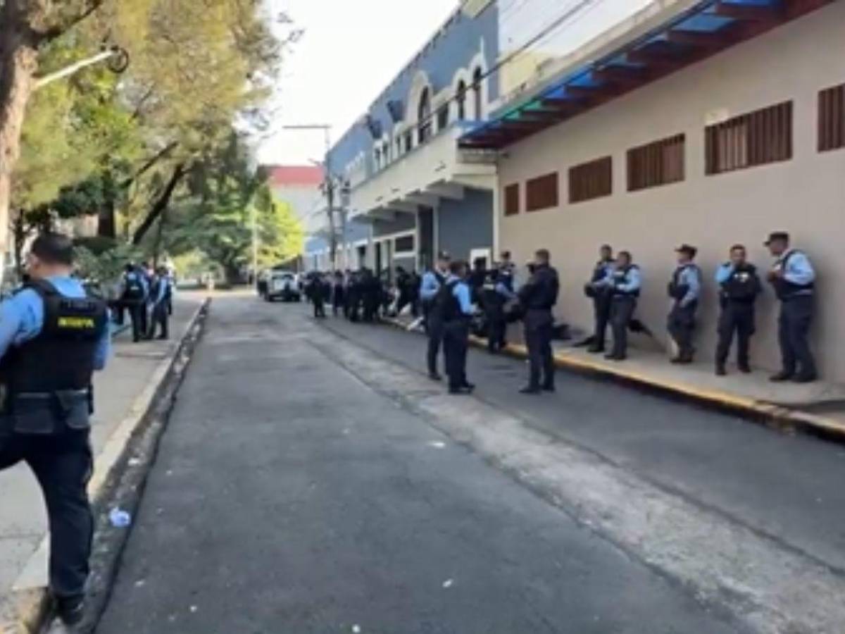 Fuerte resguardo policial en sede del Partido Nacional durante marchas del 1 de mayo