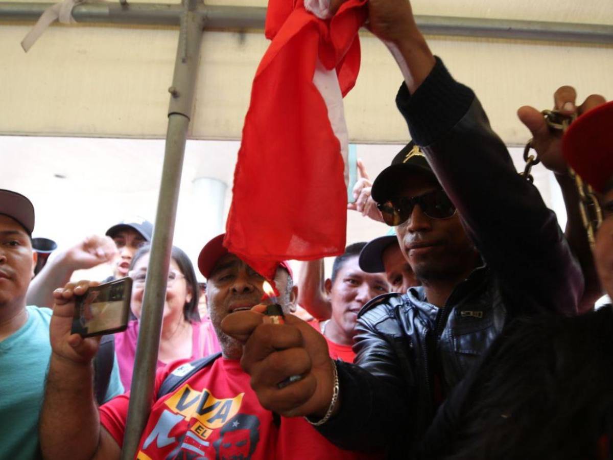 ¿Y el checazo? y diputado lanza agua: el caos en el Congreso Nacional