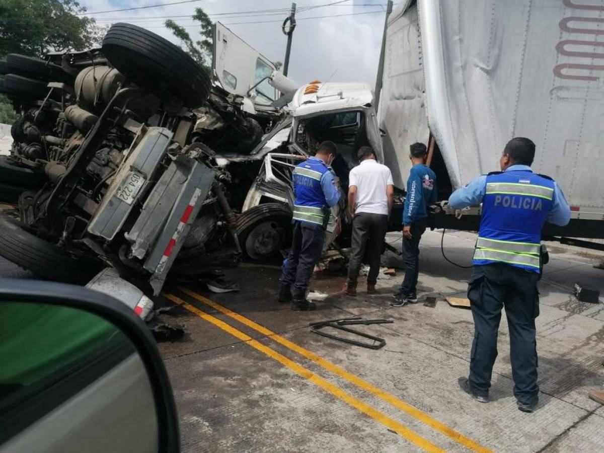 Fuerte colisión entre rastra y camión deja al menos un muerto en cuesta de La Moramulca