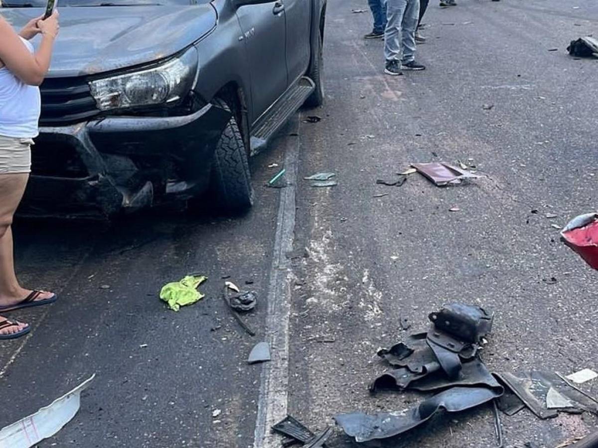 En la autopista también se podía observar varias piezas y destrozos que dejó el accidente.