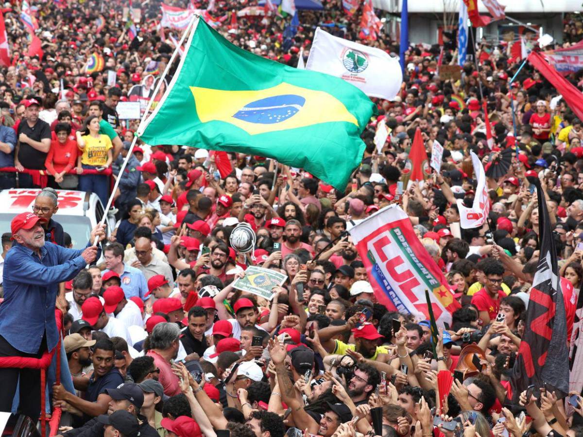 A un día de las elecciones de Brasil: fin de campaña multitudinario y empate en encuestas