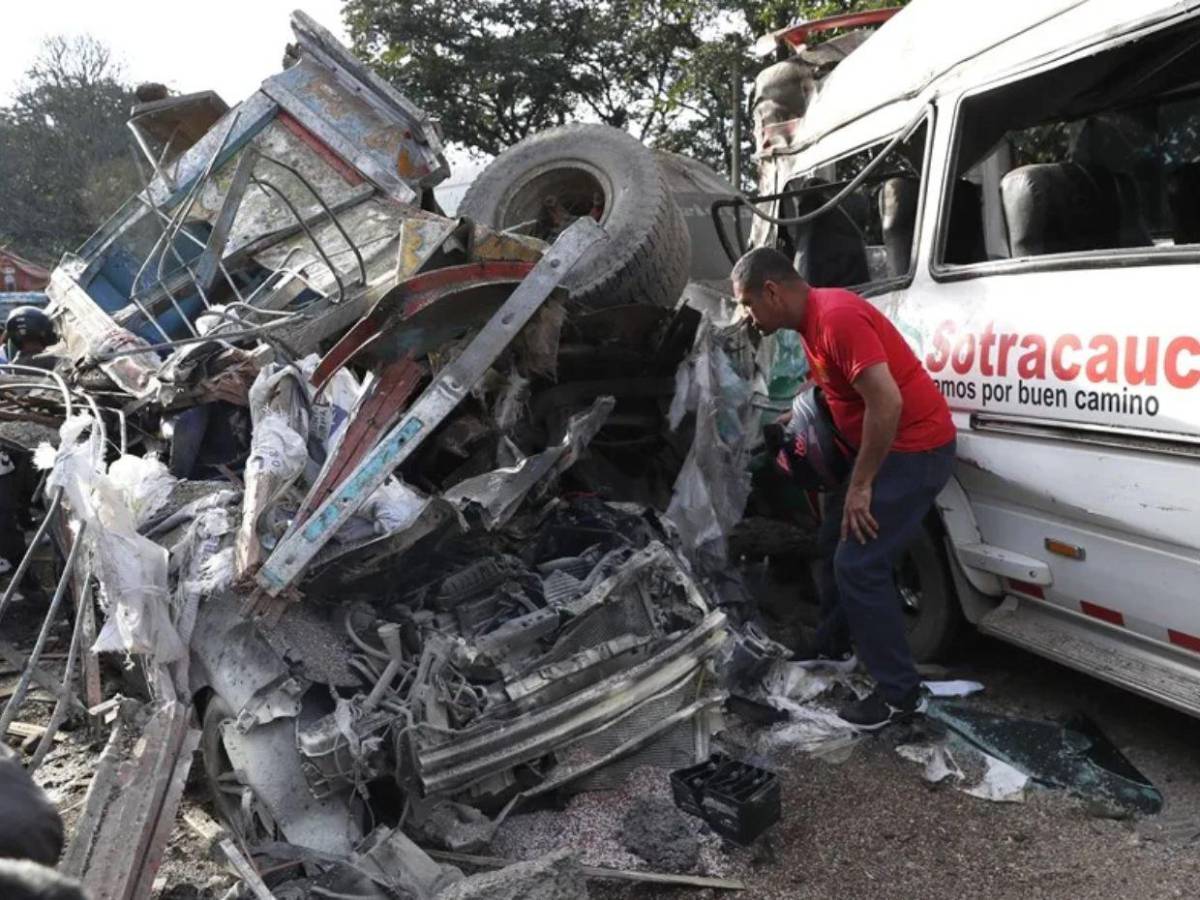Los asesinos son los narcoterroristas: 19 muertos tras ataque con bomba en la Vía Panamericana