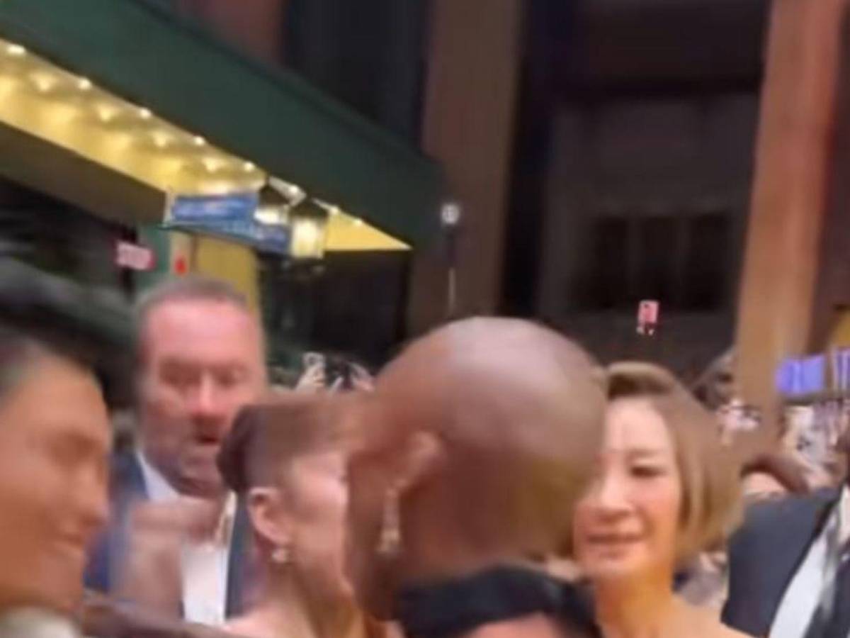 Ariana Grande es atacada por un fan en el estreno de Wicked: For Good; Cynthia Erivo corre a rescatarla