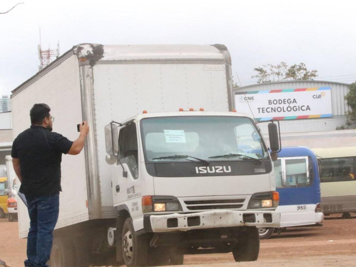 Inicia la esperada descarga de maletas electorales en Centro Logístico del CNE