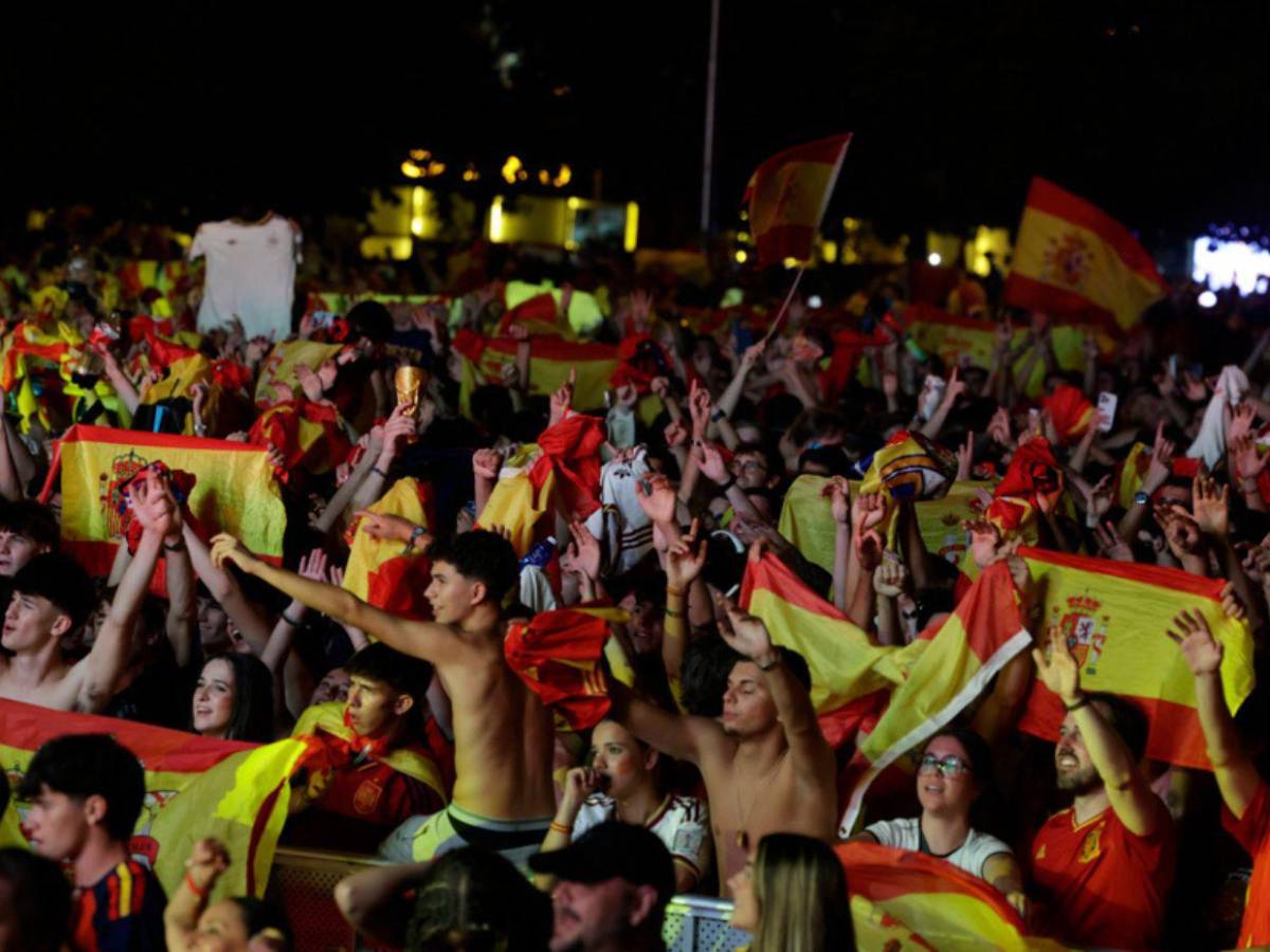 Lágrimas de felicidad y algarabía en las calles: así celebra España su segunda Copa del Mundo