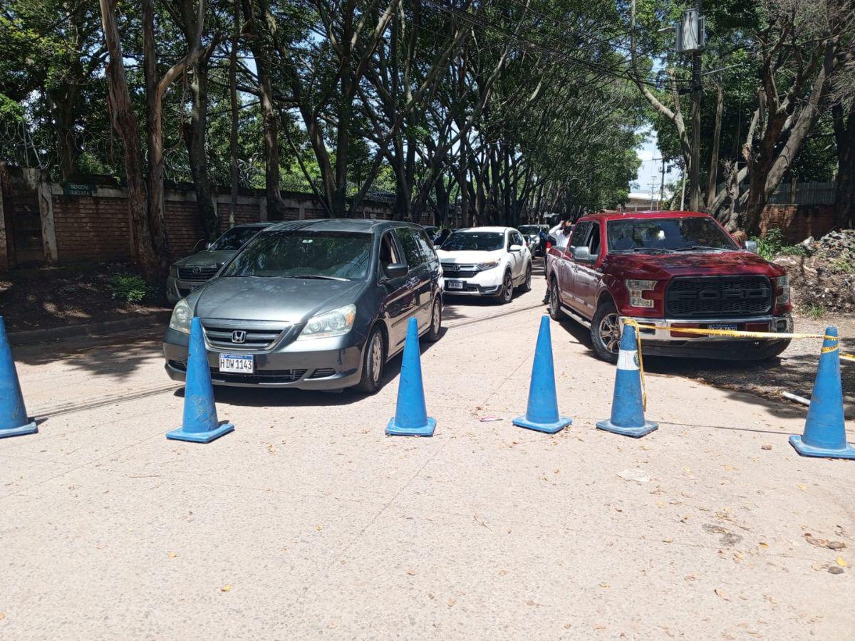 Los carros fúnebres esperaron varios minutos para poder ingresar a recoger los cadáveres de los fallecidos.