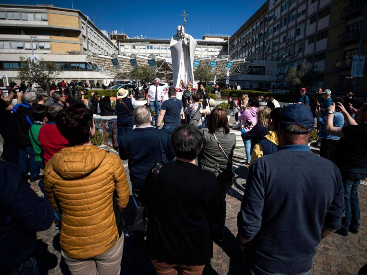 Fieles rezan frente hospital donde está el papa Francisco, que se mantiene estable