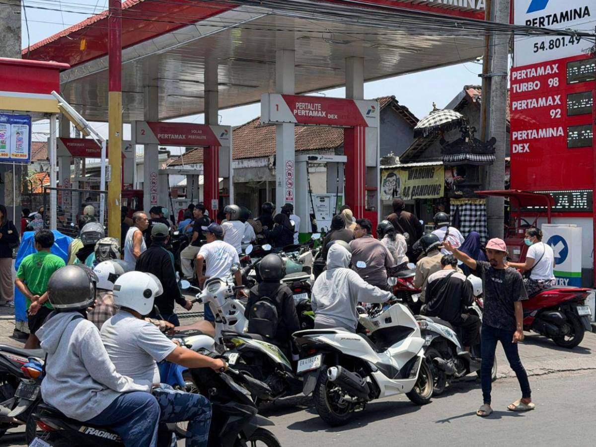 Escasez de combustible provoca largas filas en Bali