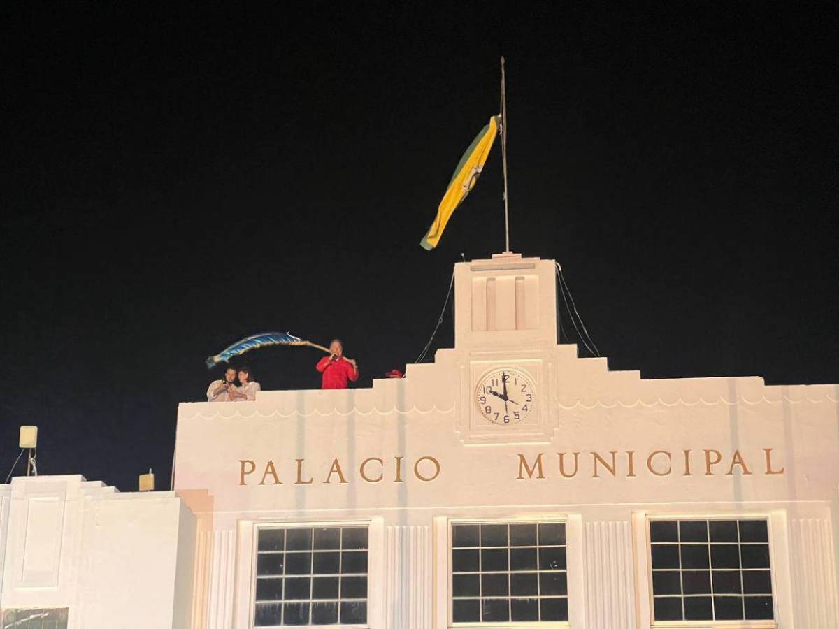 Sampedranos llegan al Palacio Municipal para mostrar su apoyo a Roberto Contreras