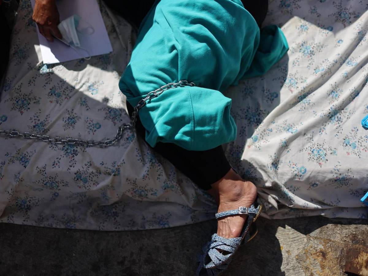 Encadenados y en huelga de hambre: el clamor de familiares por presos políticos en Caracas