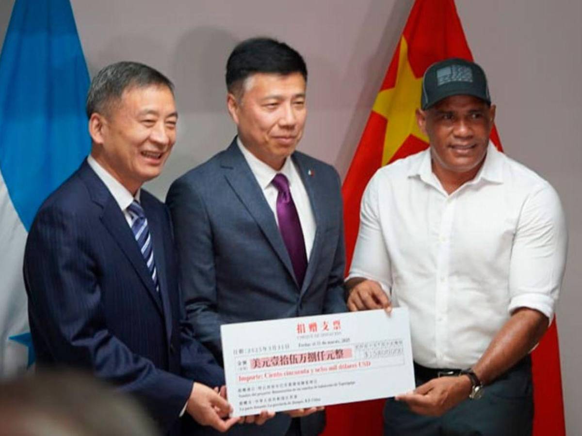 ¿Por qué China sí construye un lujoso estadio en El Salvador y en Honduras no?