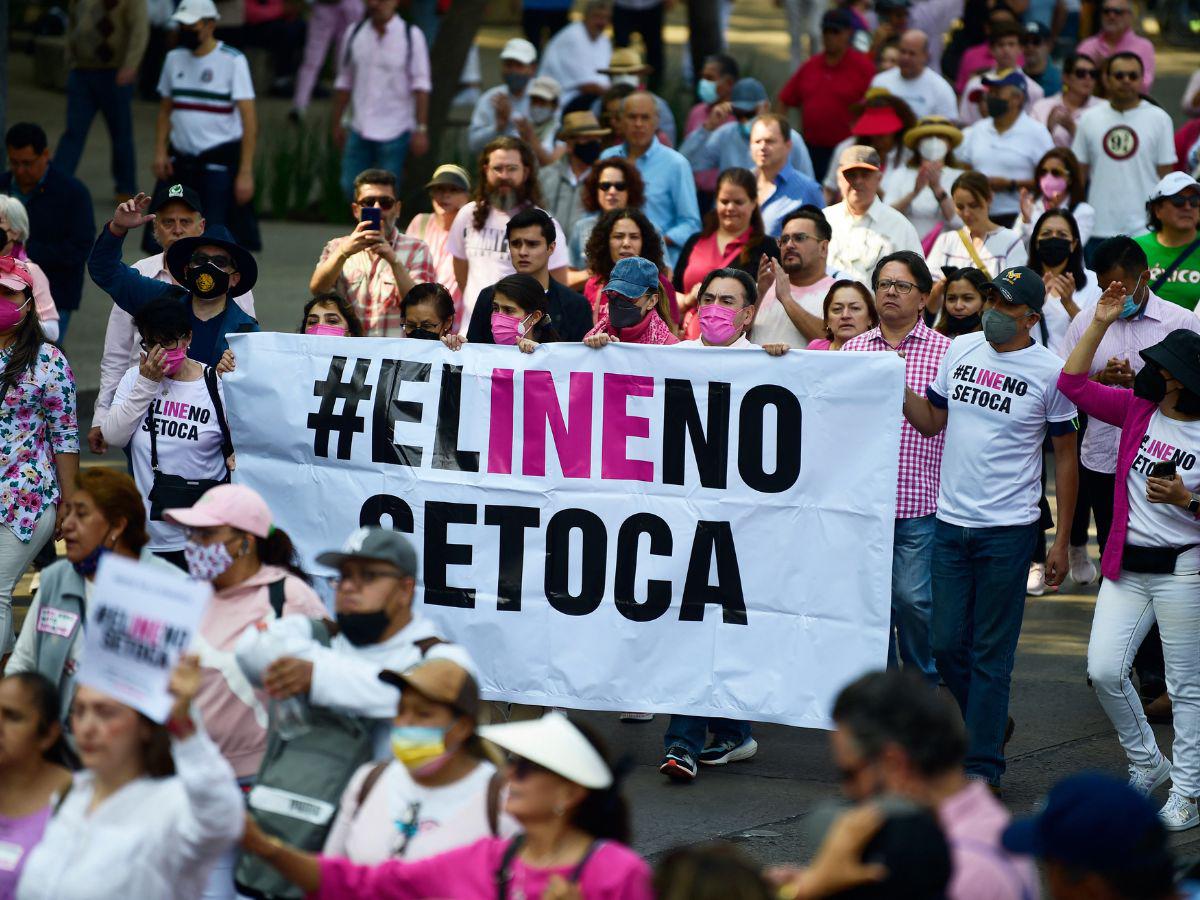Mexicanos protestan contra reforma electoral de López Obrador