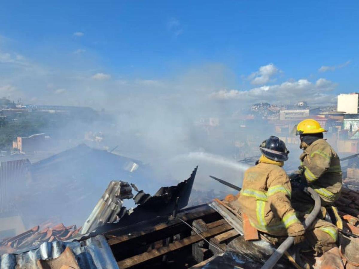 Así se contuvo el incendio que arrasó una vivienda y afectó otra en la capital