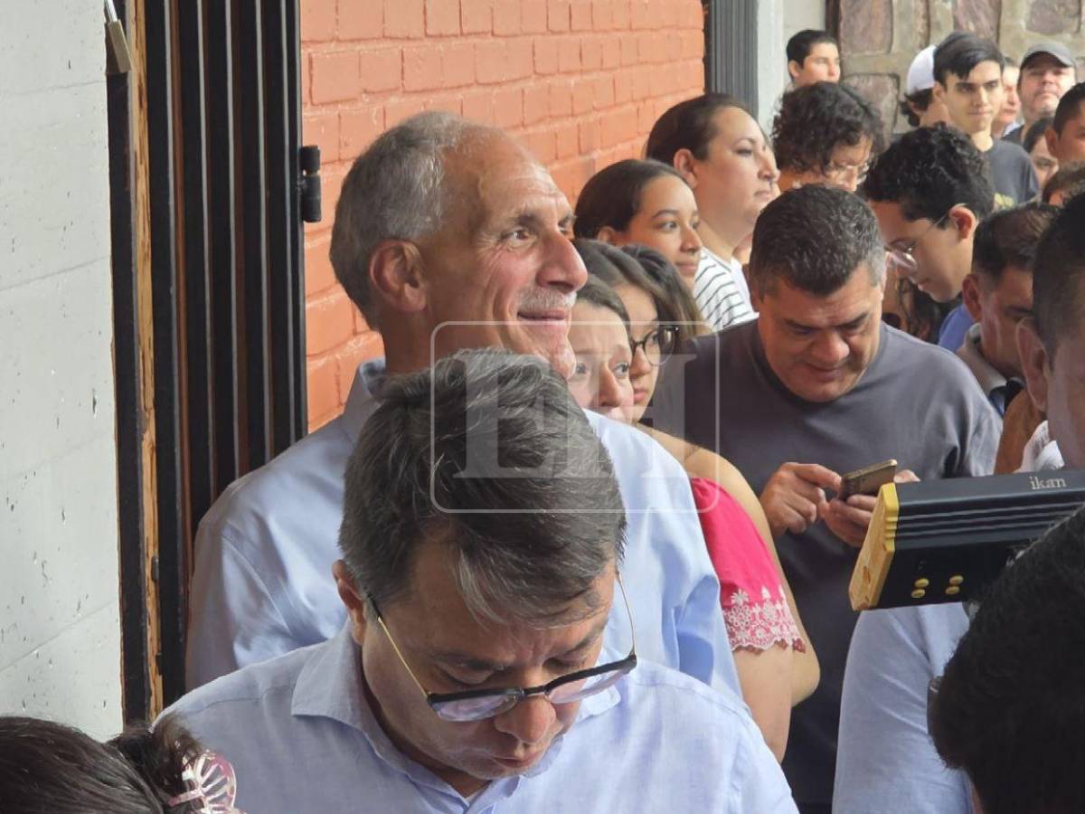 Haciendo fila y tomándose fotos con los votantes: así llegó a votar Nasry Asfura