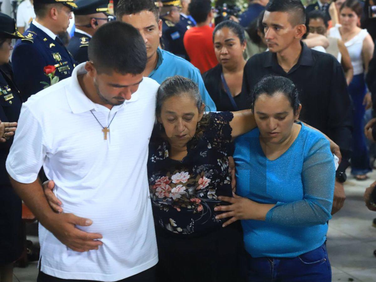 Con el rostro desconsolado: el triste adiós de la madre del policía Kevin Pérez en su entierro