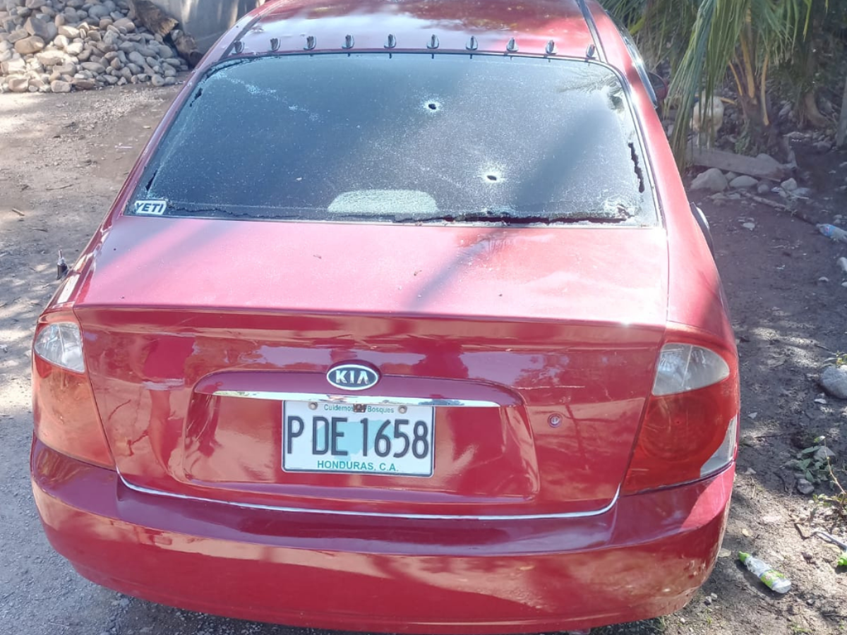 El carro color rojo, tipo turismo, quedó con varias perforaciones de bala.