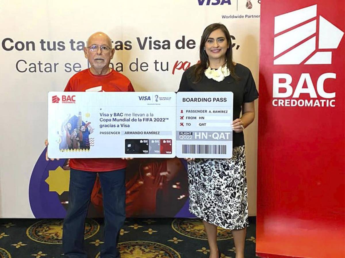 El ganador, Armando Ramírez y la vicepresidente de Mercadeo y Comunicación de BAC Credomatic Honduras, Valeria Ríos.